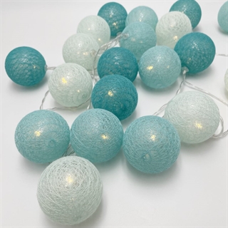 LED lyskæde med bomuldskugler i blå og mintgrøn